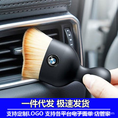 車の内装はほこりを除いて清潔な風口の柔らかい毛で車の用品の洗車のツールの車の中の隙間を洗ってブラシを洗います。