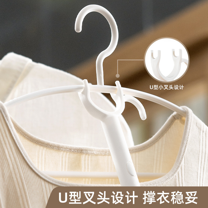 支え棒家庭用服とフォークの竿は服を干します。|undefined