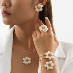 欧米のクロスボーダーの装飾品の気質の優雅な白い油の花のイヤリングのネックレスのセットの復古の甘い手の装飾の指輪