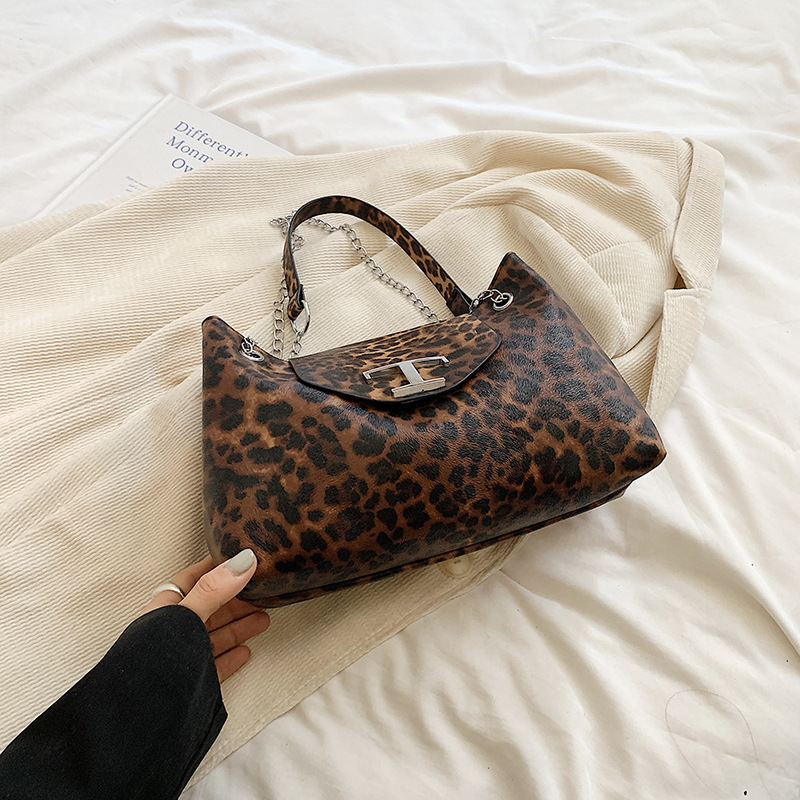 Este año, la popularidad de la bolsa de gran capacidad de leopardo para mujeres 2024 nuevo otoño versátil mochila de viaje bolsa de cadena de hombro