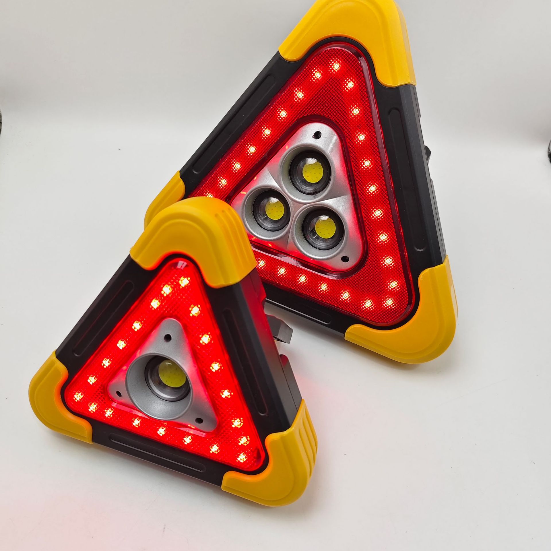 Car warning sign with LED lighting, USB charging port, solar-powered triangular warning sign