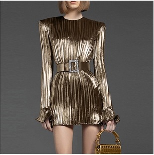 �W���߼����Ů�b���Y��ȹ�A�I����ƴ�Ӝ�]�������|��ɫ�B��ȹ