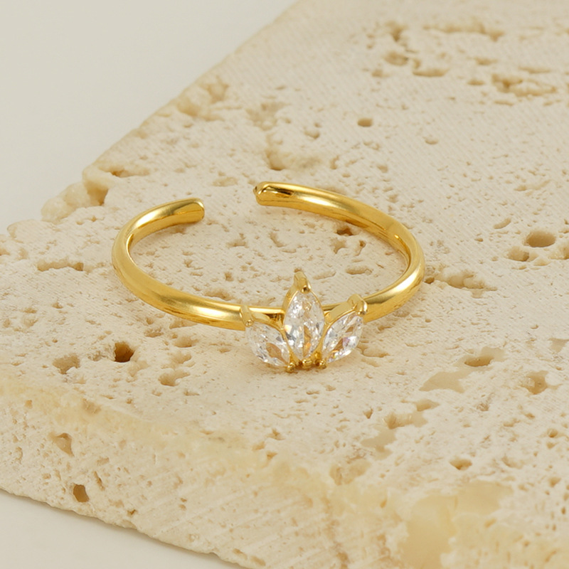 Nueva frontera de acero inoxidable con incrustaciones de circón anillo de la hoja de arce Moda europea y americana de las mujeres del todo-fósforo de acero de titanio anillo de lujo ligero al por mayor