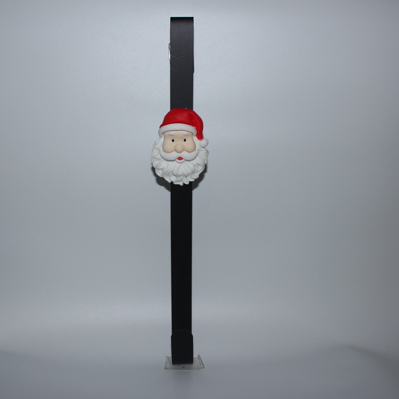工場は国境を越えたクリスマス装飾品のドアの後にクリスマスの花輪をフックしてドアに花輪フックをかける|undefined