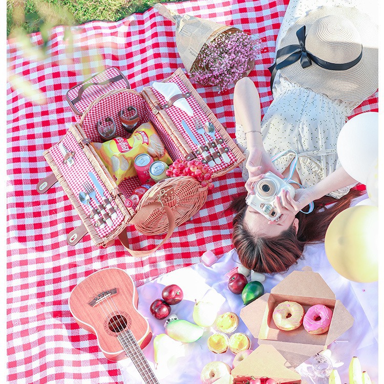 Fábrica en stock de cestas de mano de sauce para viajes con cubierta de cubierta pastoral ins cestas de picnic al aire libre