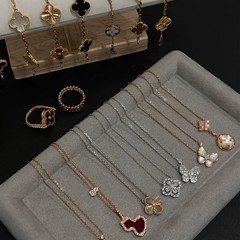 ジルコンの四つ葉の花のヒョウタンのペンダントのネックレスは軽くて豪華で高級感があります。