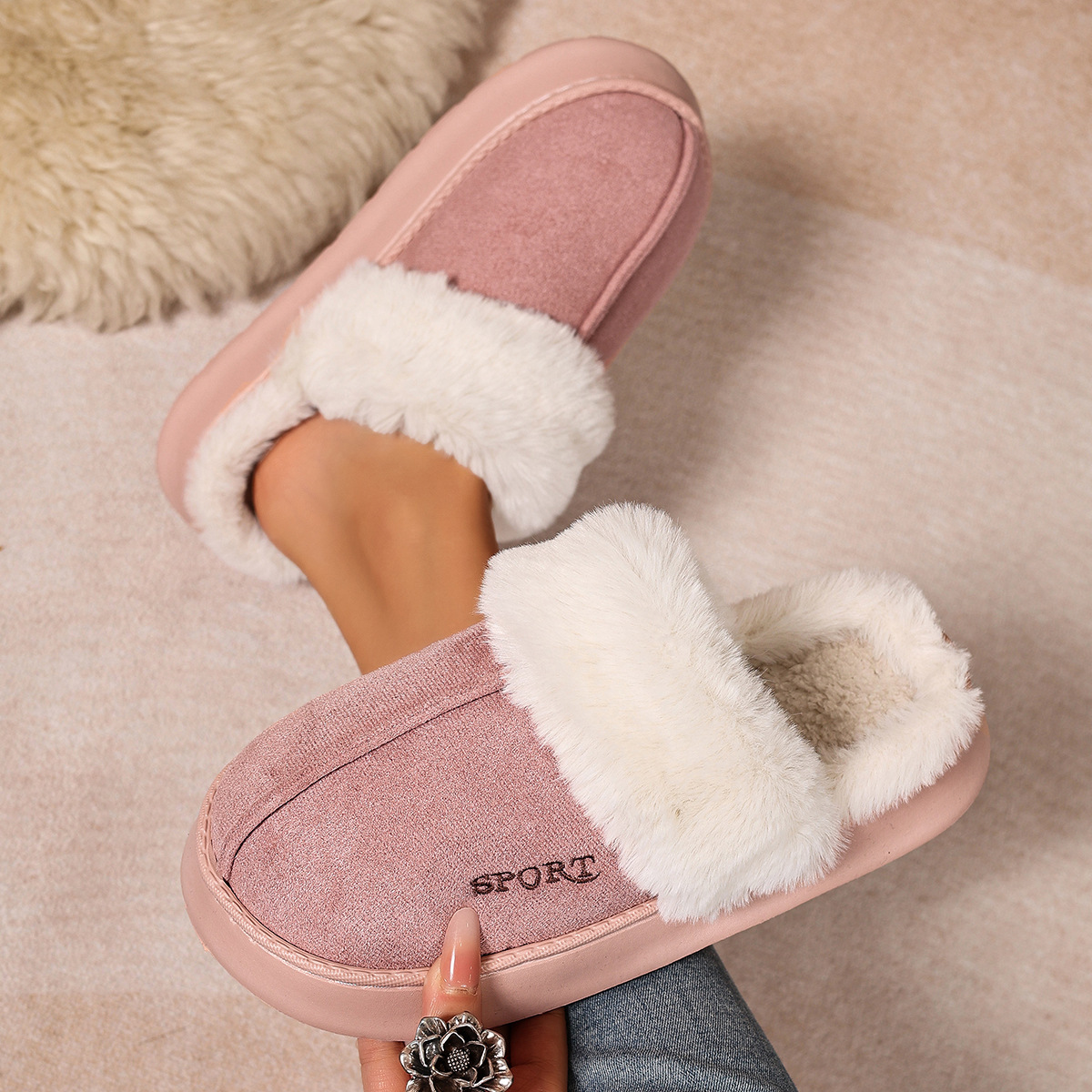 Zapatos de algodón en invierno, nuevas zapatillas de algodón de moda de peluche, zapatillas de algodón para hombres y mujeres, arrastre de algodón térmico y antideslizante en interiores al por mayor