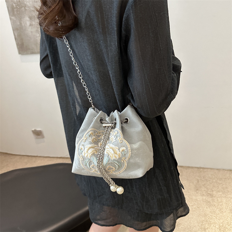 Bolso de diseño de nicho para mujeres 2024 verano nuevo retro mochila de hombro casual simple bolso de cubo casual para mujeres