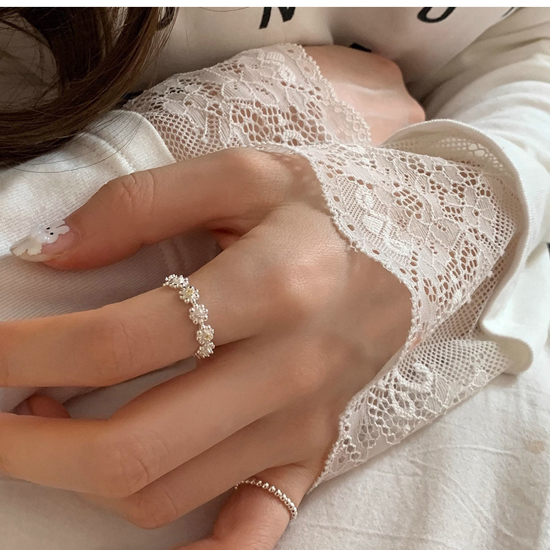 Anello floreale con zirconi elegante gioiello di design donna_voghion.com