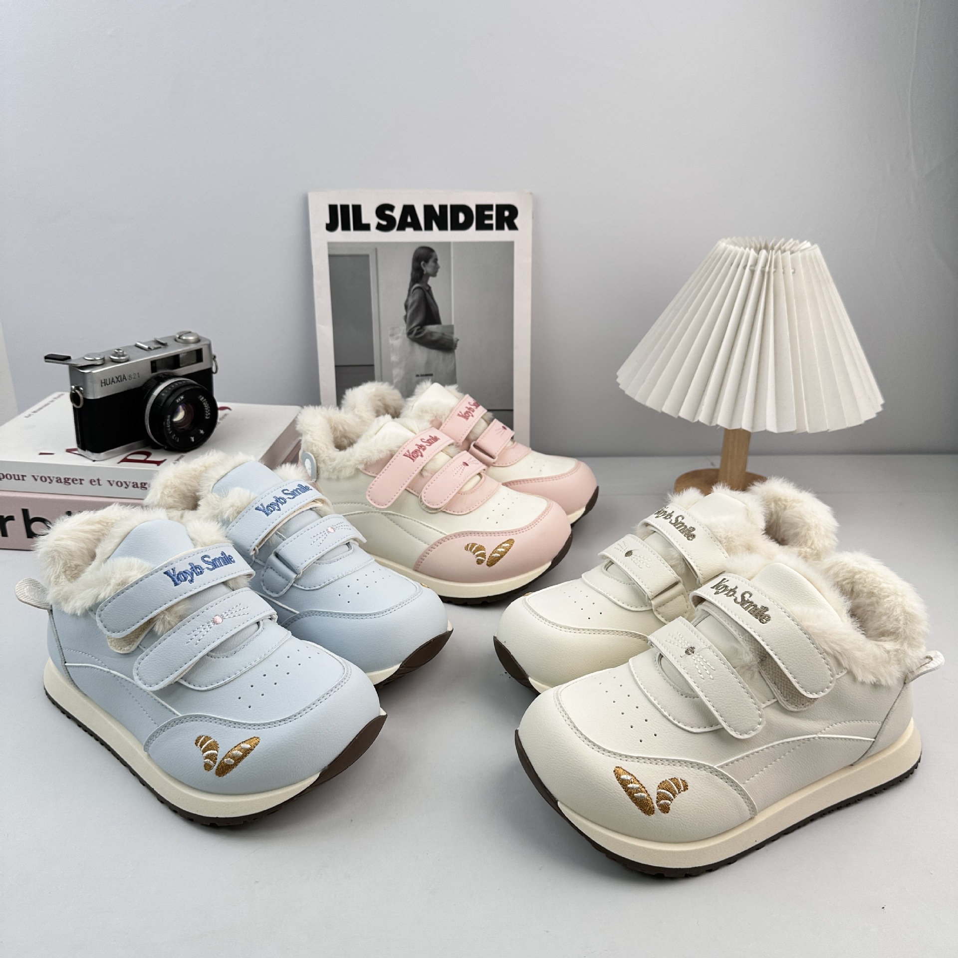 Yuanbo coreano casual y zapatos de veludo para mujeres 2025 invierno nuevo tipo de zapatos blancos con suela gruesa, zapatos de algodón casuales variados