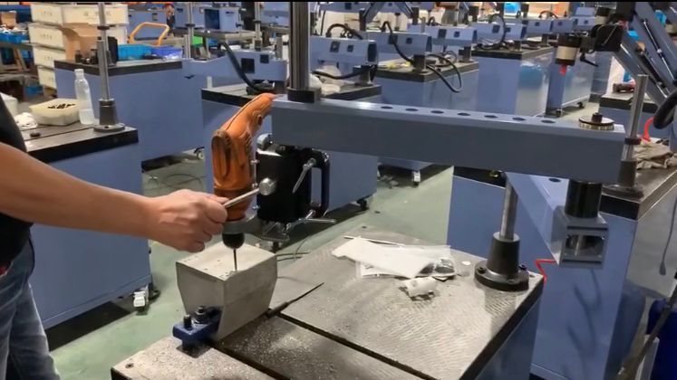 Brazo mecánico de brazo de tornillo de bloqueo automático de soporte de máquina de pulido de soporte de torsión de pinza