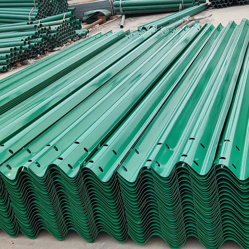 山东护栏板价格 边缘光滑道路护栏交通路边喷塑波形护栏板