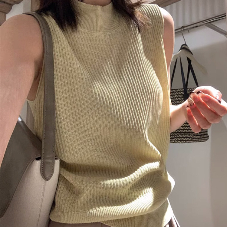 Knitted vest with a round collar sleevless