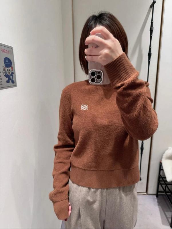25年 ショート丈 スリムフィット 長袖 丸首 ニットセーター レディース インナー トップス 刺繍ロゴ/刺繍入り|undefined