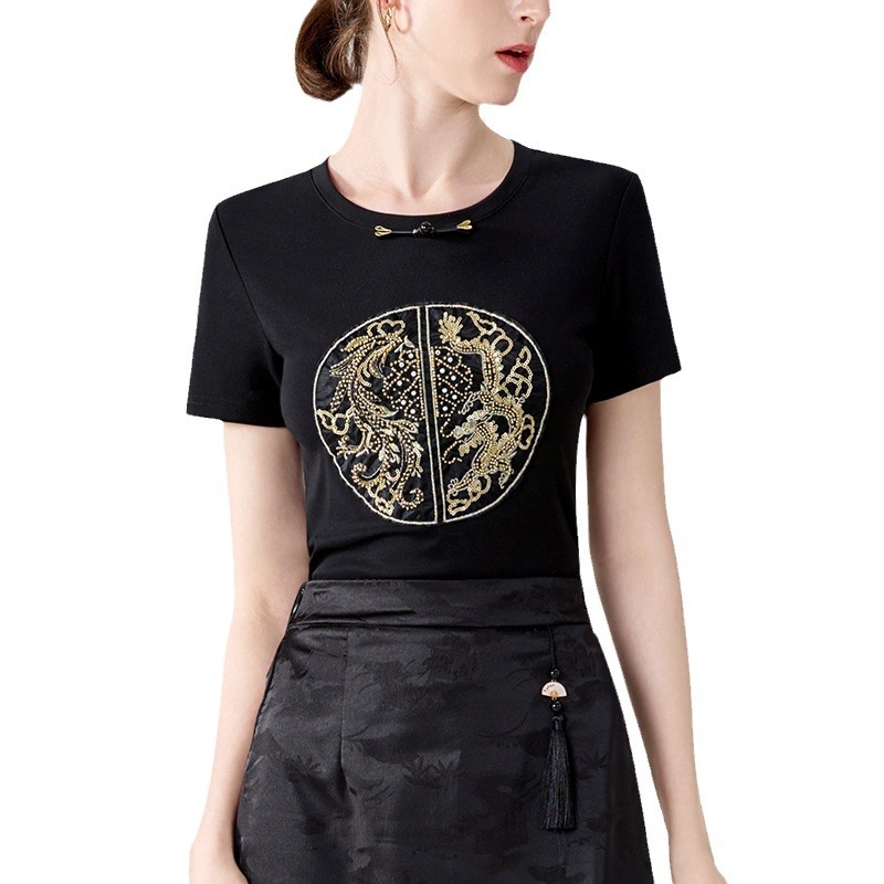 Camiseta bordada de estilo nacional para mujeres 2024 nueva ropa de mujer retro collar redondo botón camiseta de manga corta nueva chaqueta china