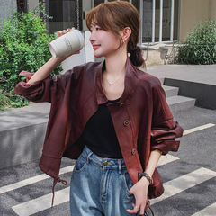 アンコラの赤い短い革のコートの女性の春秋2025の新型のアメリカのchi機関車の服のpu皮のジャケットの上着