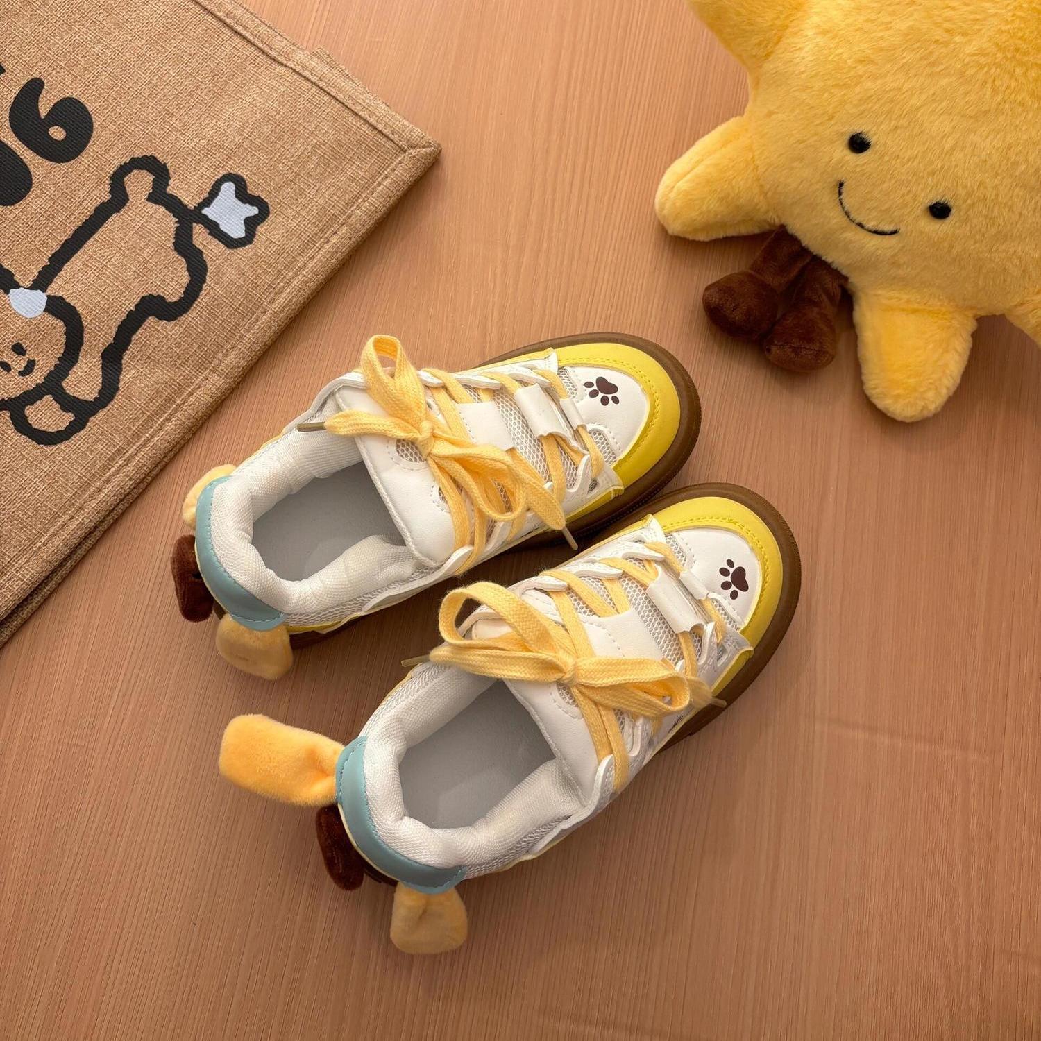 Zapatos casuales amarillos de leche de suela gruesa 2025 nuevo nicho de diseño de perro pudín diseñado para estudiantes zapatos de skate versátiles zapatos de pan para mujeres