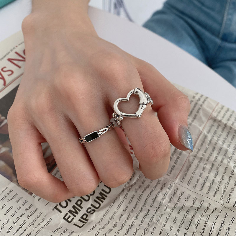 South Korea hollow heartshaped black chain ring wholesalepicture1