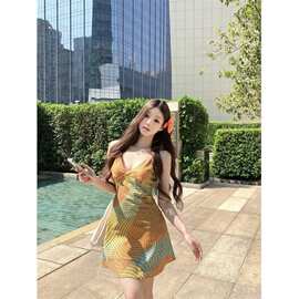 黄色格纹v领吊带连衣裙女夏季辣妹修身度假裙子设计感收腰a字短裙