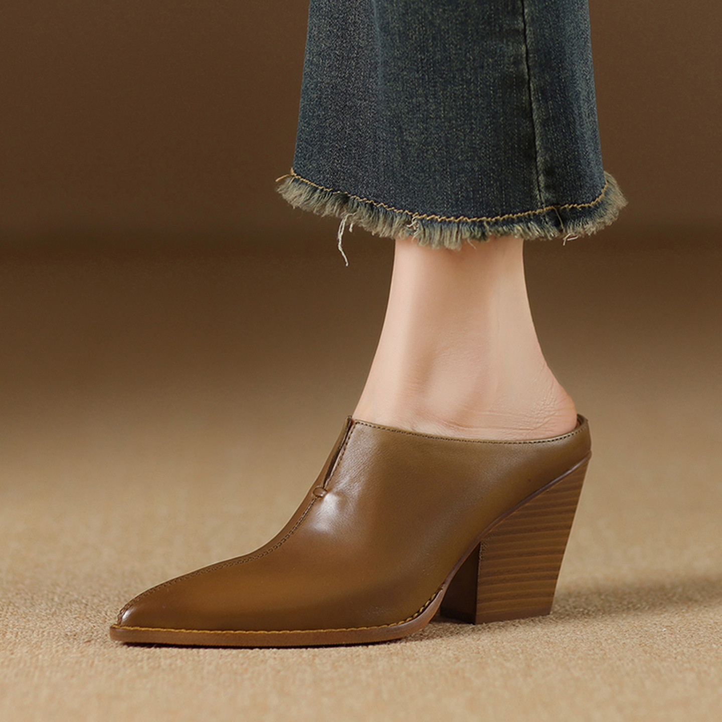 Giày mule nữ da bò mũi nhọn gót cao 7 cm phong cách Âu Mỹ — đen