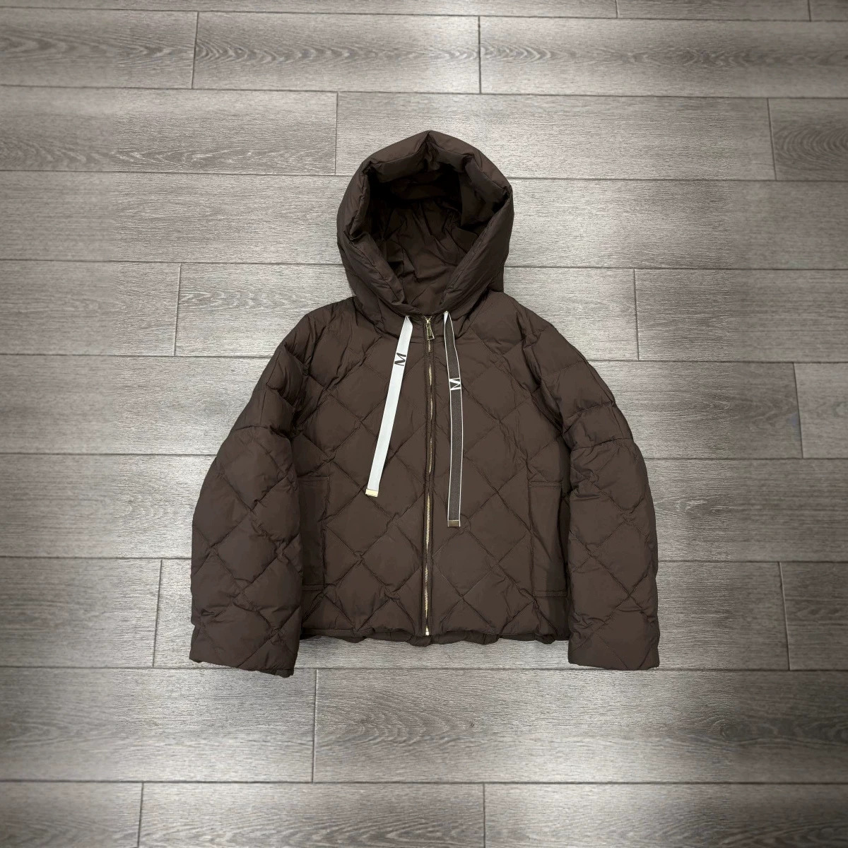 Women's down jacket, European style, 2026 autumn/winter new collection, fashionable hooded diamond-patterned knit trim, short white duck down coat