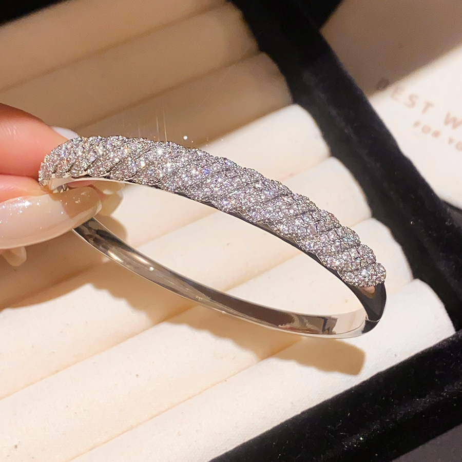 El temperamento francés arco de zircon pulsera de doble capa dulce ins pulsera de viento lujoso ligero de alto nivel sensación de joyas versátiles para mujeres