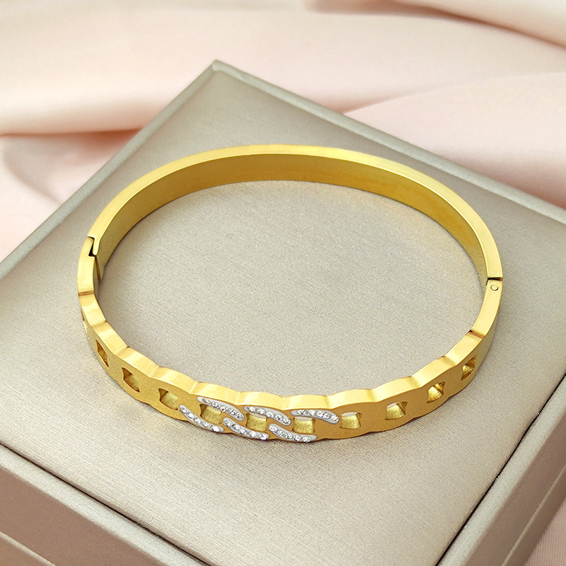 Europa y América nueva titanio acero micro-incrustaciones de alta calidad pulsera hueca estilo punk hebilla pulsera de oro al por mayor de acero inoxidable joyería