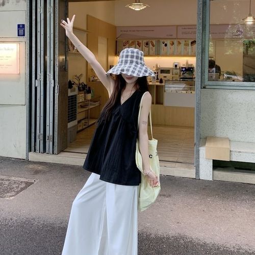 2024 Summer Guest Black Atmospheric V-Neck Sleeveless Backless Blouse Women Design Sensory Loose Unique Top Outstanding