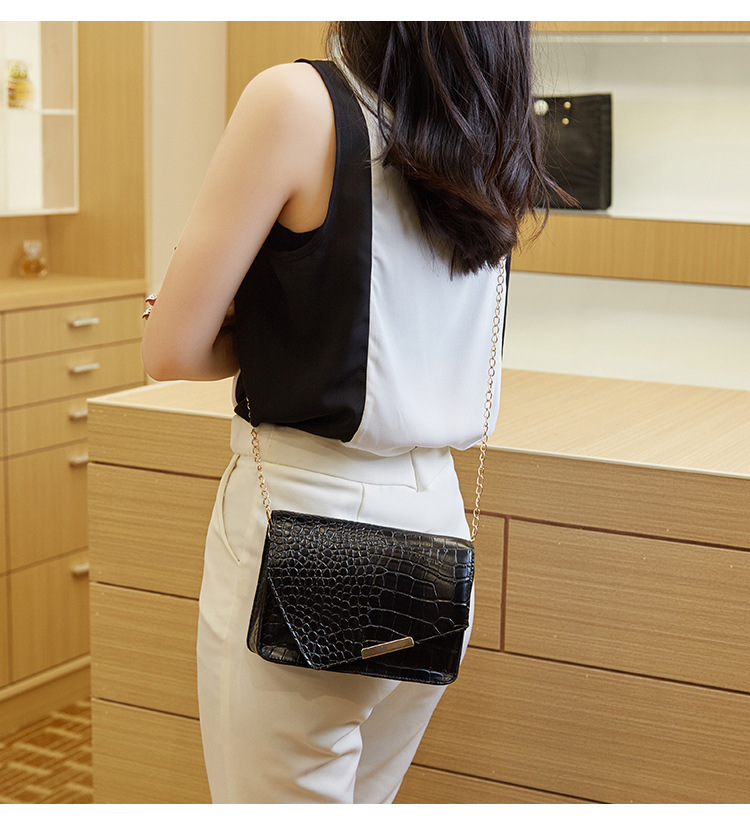 Women's Small Pu Leather Solid Color Crocodile Fashion Square Buckle Crossbody Bag display picture 2