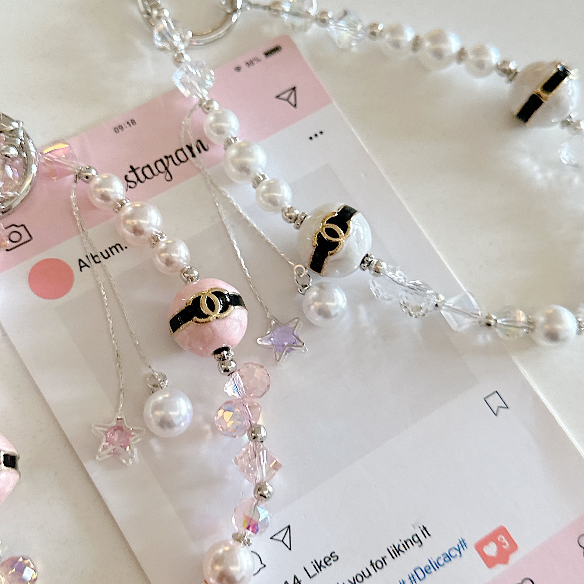 Cadena de teléfono móvil de alta gama hecha a mano de boutique, cadena de pulsera de fragancia pequeña de lujo ligero, cordón de teléfono móvil de moda, teléfono móvil corto/colgante