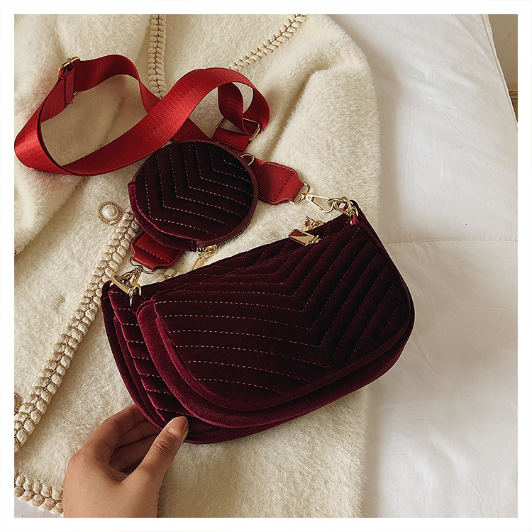 2021 New Autumn And Winter Gold Velvet One-shoulder Wide Shoulder Strap Bag Fashion Casual Messenger Small Bag display picture 21