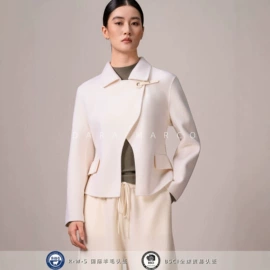 女式毛呢外套;休闲裤;女式衬衫