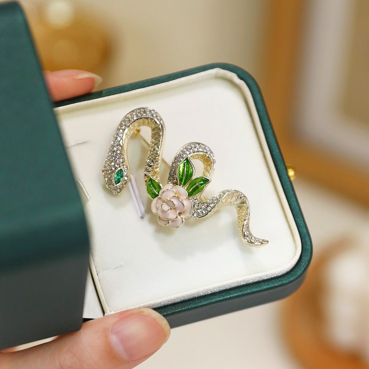 Rose Serpent broche de alta calidad temperamento lujoso este año de la vida flor de pecho estilo retro broche de diseño exquisito accesorios de traje