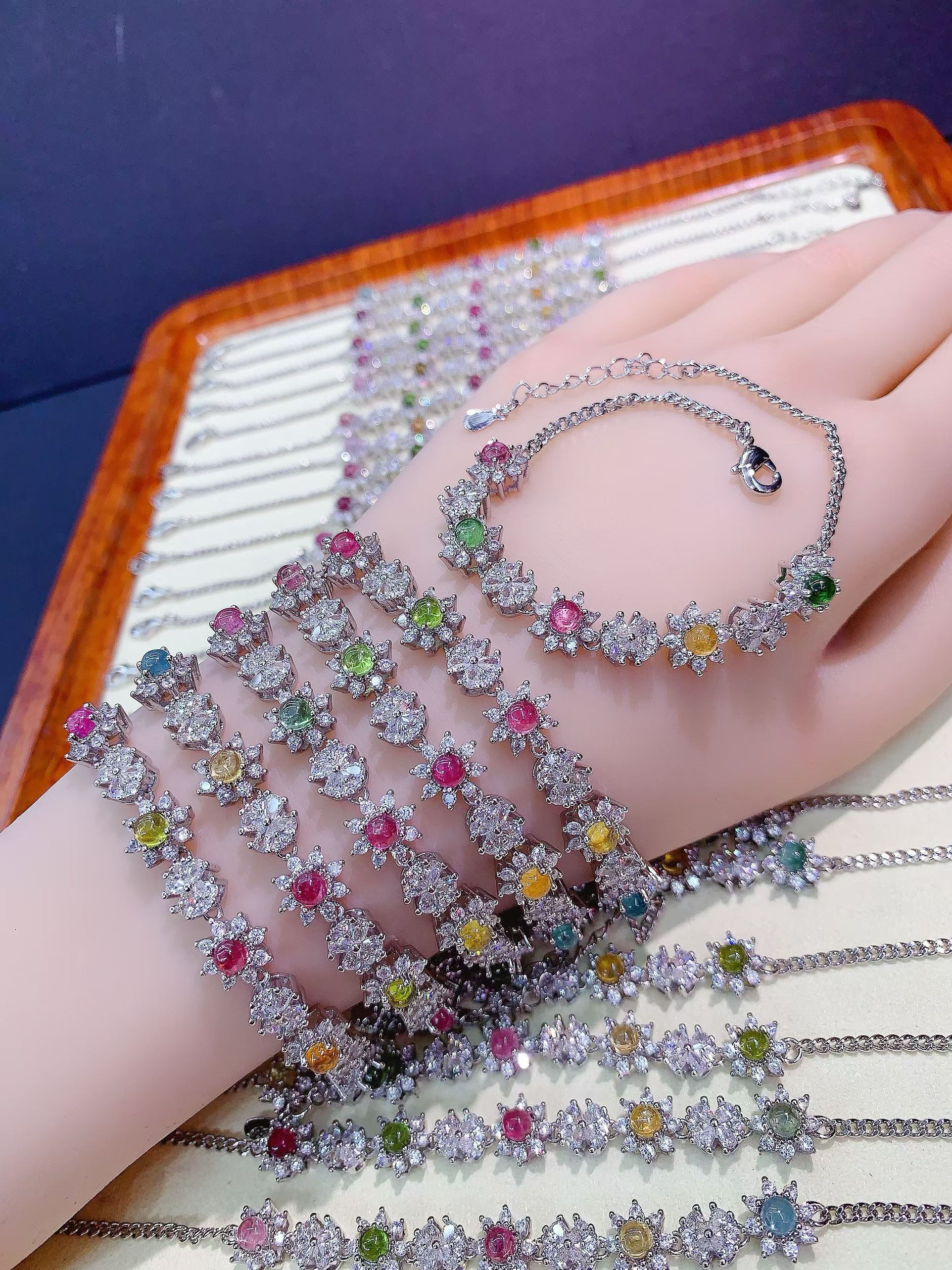Wholesale natural tourmaline inlaid bracelets, light luxury French sweet temperament, popular sweet potato style, factory direct sales.