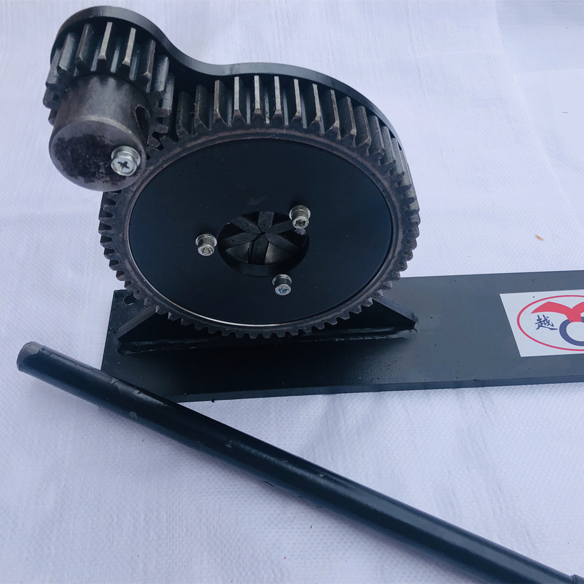 La nueva máquina de la Junta de tubo de la presión de Yuechang puede presionar 6-32 diámetro del tubo denso tejido tres pegan dos líneas diverso tubo de alta presión del espray