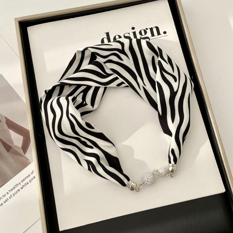 Primavera y verano nueva celebridad en línea mismo estilo banda de pelo bufanda correa de muñeca perezoso multi-funcional hebilla de succión magnética pequeña bufanda Venta caliente