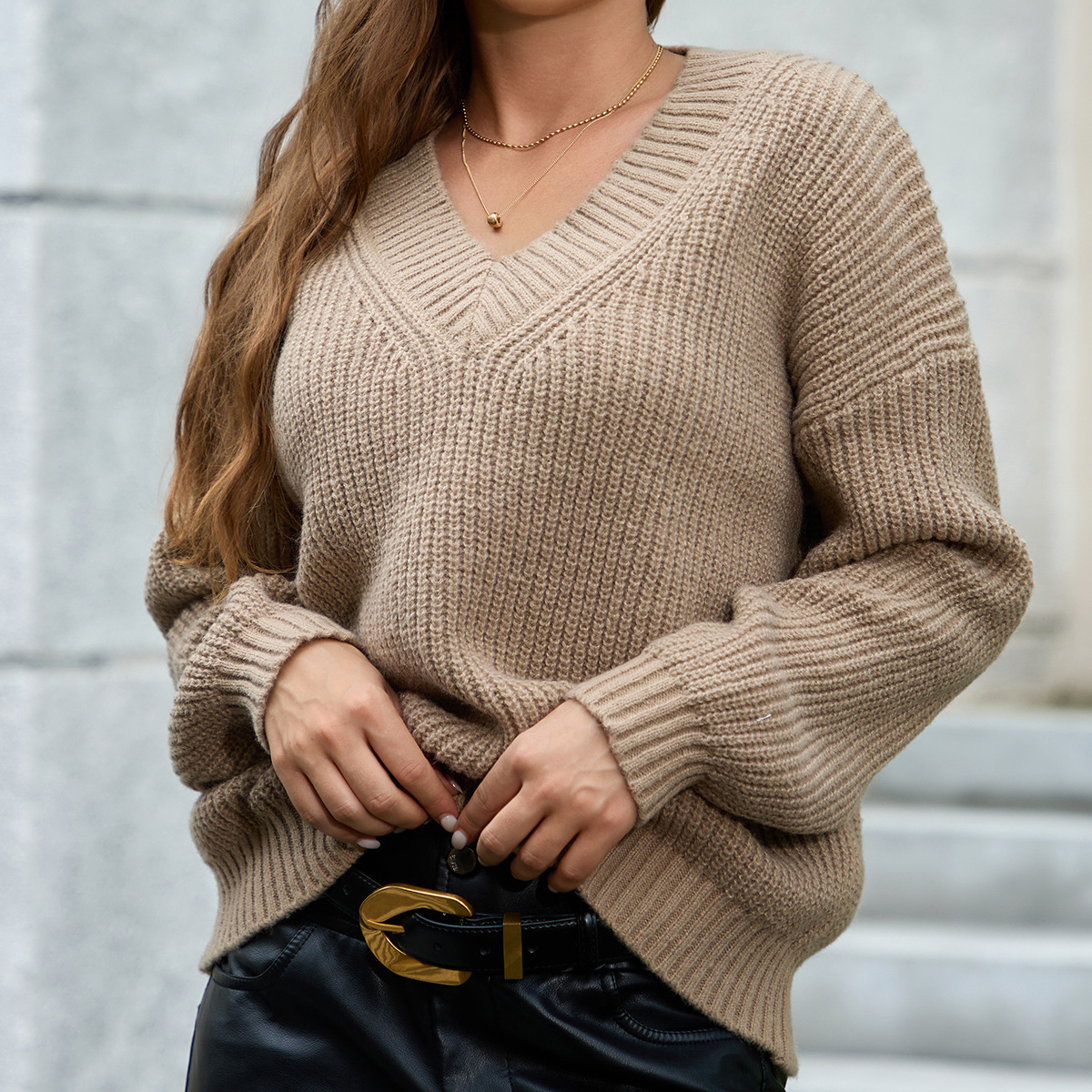 Effortless V-Neck Sweater – Breathable Polyester Pullover With Ribbed Cuffs (S/M/L/XL, Workwear Essential, Relaxed Fit, Neutral & Pastel Tones)_voghion.com