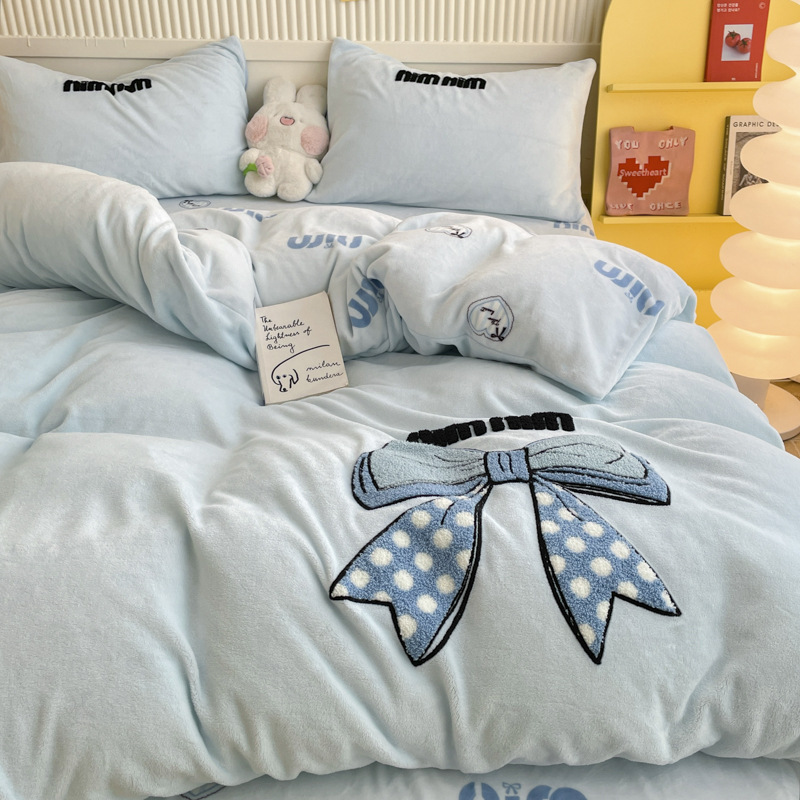 Invierno grueso terciopelo de leche traje de cuatro piezas lindo bordado de toalla de terciopelo de doble cara funda de edredón franela de dibujos animados sábana de tres piezas