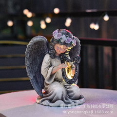 天使の花園の彫像の置物の庭の樹脂の工芸品の芝生の屋外の太陽の明かりの小さい女の子は琴の置物をなでます。