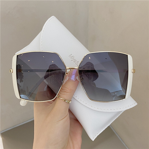 New European and American super large frame temperament black sunglasses for women with big faces and slimming Internet celebrity street photography versatile sunglasses trend