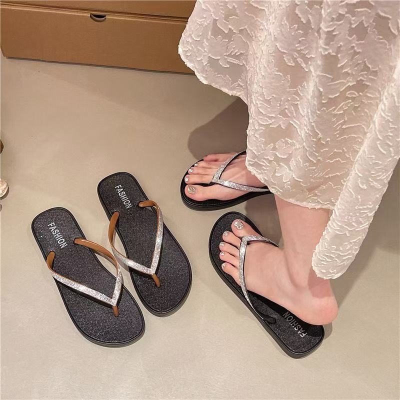 Rome's New Women's Outdoor Flip-Flops, Summer Soft-Soled, Flat-Soled, Comfortable and Fashionable Flip-Flops, Beach Flip-Flops with Sparkling Diamonds, Versatile