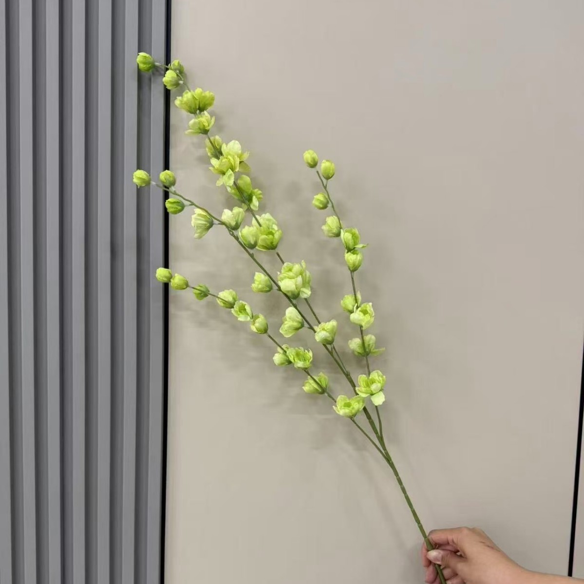 Simulación de 4 ramas altas flores de línea violeta decoración de bodas sala de flores de seda techo alto material floral camino de guía de flores