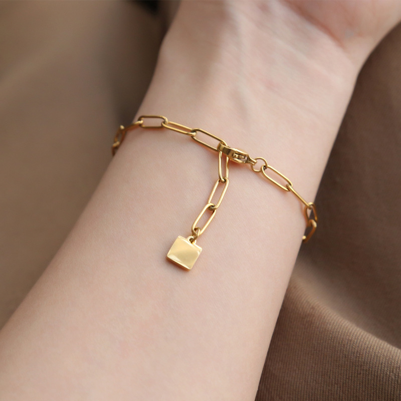 Paper clip bracelet women's square brand pendant 18K gold plated titanium steel non-fading ins European and American advanced Internet celebrity cold style Paper clip bracelet women's square brand pendant 18K gold plated titanium steel non-fading ins European and American advanced Internet celebrity cold style