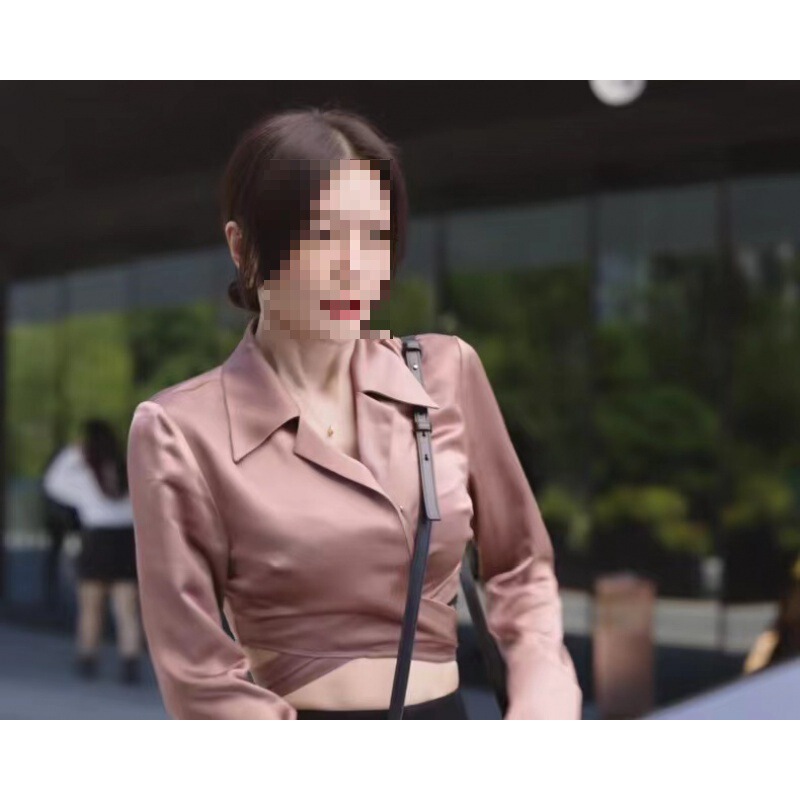 Shining her Qin Lan with a small number of design feeling exposed navel strap short shirt high-end satin exposed waist top