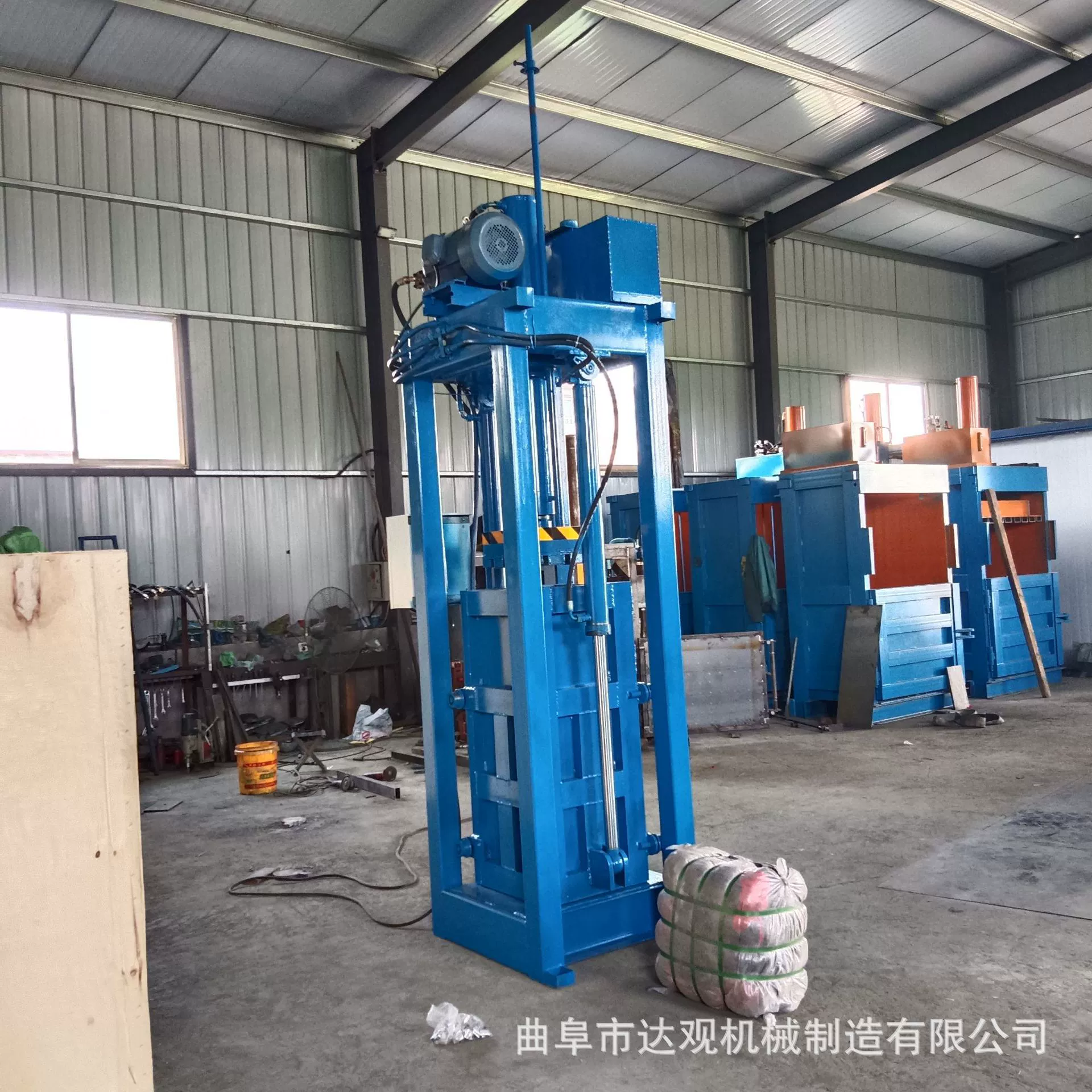 Забор в стиле старой одежды для пресс-подборки