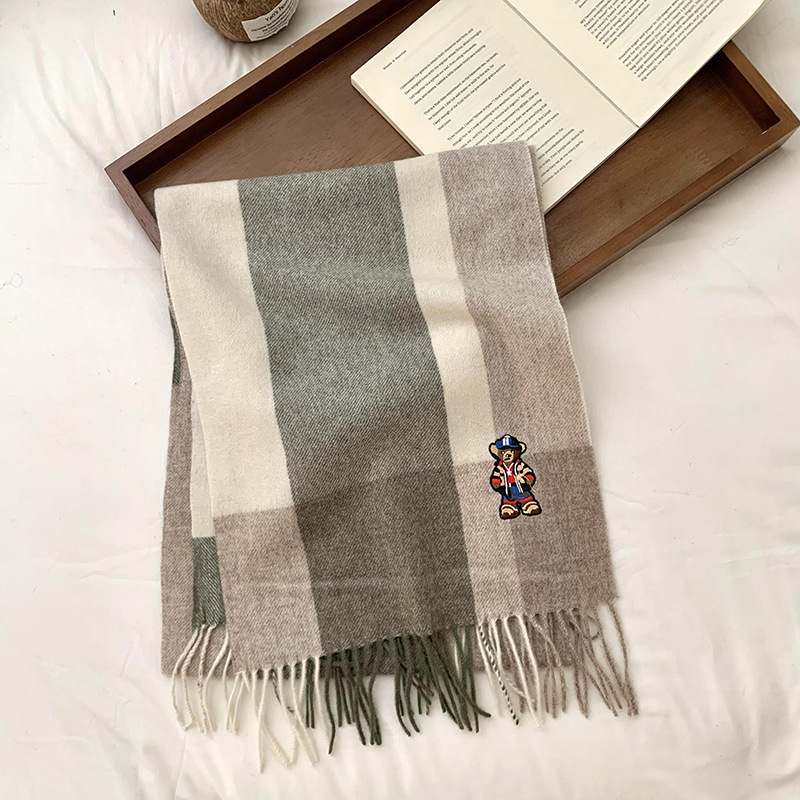 Bufandas de invierno femeninas de alto nivel sensación de nuevo oso bordado cuadrilátero universal calentamiento bufandas parejas bufandas al por mayor