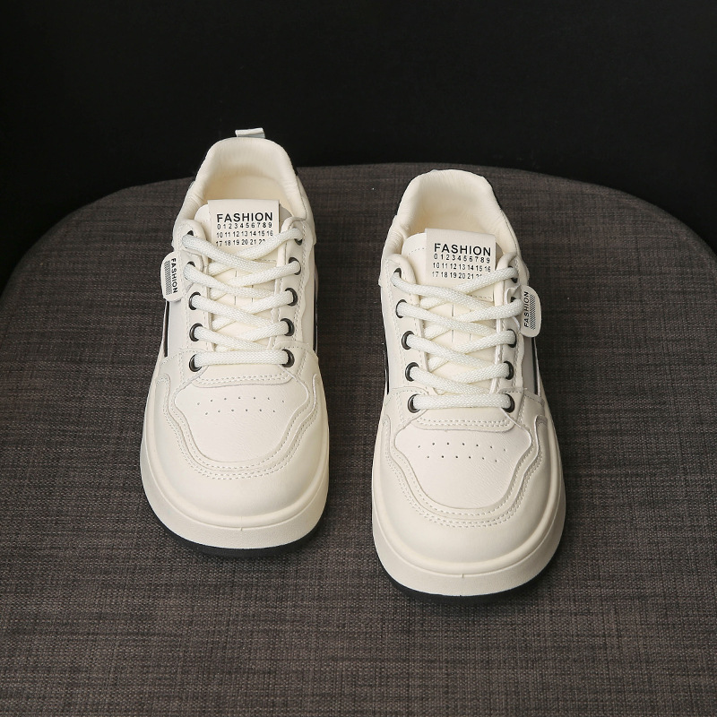 Pequeños zapatos blancos de chicas primavera y otoño plano fondo grueso de verano 2025 nuevo estilo de cabeza redonda explosión simple zapatos de skate casuales papá