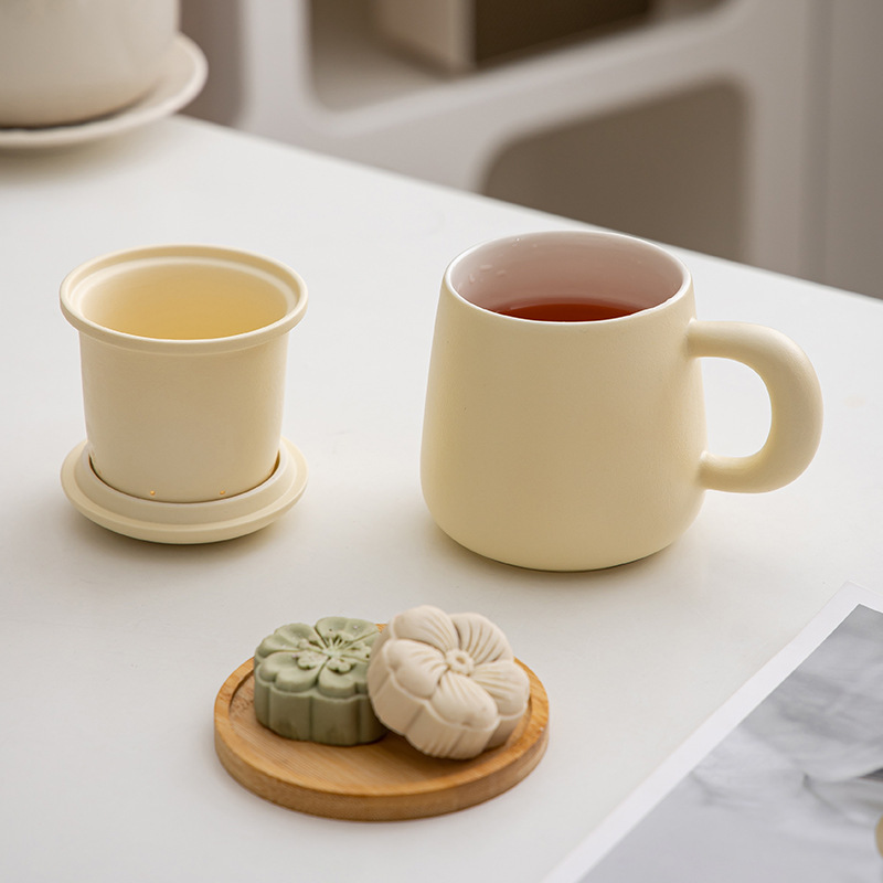 奶油黄简约现代泡茶杯子带盖过滤实用办公家用茶水分离陶瓷马克杯|undefined