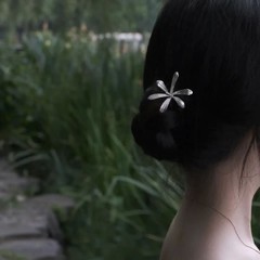 新中国式の銀色の紫灯の花のかんざしの復古のシンプルで高級感のある団子の頭は髪を巻いて優雅な気質の髪飾りを飾ります。