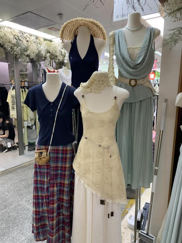 深セン南油の第一線のブランドの専門店のワンピースのズボンのスーツの婦人服の実体の工場の店は生放送して商品の供給源の卸売りを提供します。|undefined